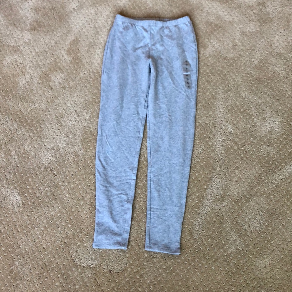 Grey leggings.